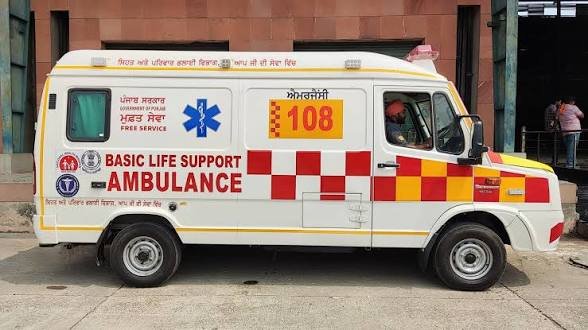 बरेली मरीज को रास्ते में उतर कर चली सरकारी एंबुलेंस  Bareily News: फरीदपुर की वर्मा देवी को पेट में दर्द के कारण 108 एंबुलेंस को कॉल की गई। एंबुलेंस ड्राइवर ने उन्हें 500 मीटर पहले उतार दिया और चला गया। वर्मा देवी अस्पताल का पता पूछते हुए वहां पहुंची। डॉक्टर ने बताया कि इस मामले में एंबुलेंस ड्राइवर