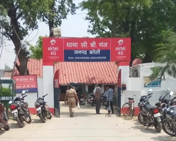 बरेली दहेज की मांग पूरी न होने पर विवाहिता पर चाकू से हमला तीन तलाक बोलकर घर से निकला। बरेली के सीबीगंज थाना क्षेत्र में दहेज उत्पीड़न का गंभीर मामला सामने आया है पीड़ित के पिता पिता की ओर से दी हुई शरीर के अनुसार विवाहिता के पति और ससुराल पक्ष पर दहेज की अतिरिक्त मांग पूरी न होने पर मारपीट चाकू से