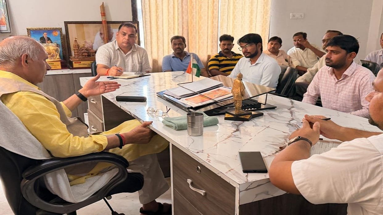 नाले में बहा दिव्यांग मासूम: बरेली में पशुधन मंत्री ने अफसरों को लगाई फटकार, जेई को निलंबित करने के निर्देश   बरेली आंवला में सात वर्षीय प्रीत नाले में बह गया, 48 घंटे बाद भी उसका पता नहीं चला। पशुधन मंत्री धर्मपाल सिंह ने नाराजगी जताई। उन्होंने ईओ से स्पष्टीकरण मांगा। जेई को निलंबित करने, ठेकेदार क