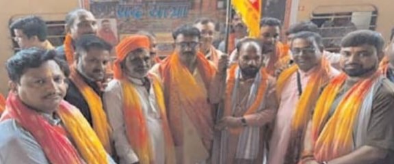 फतेहगंज पश्चिमी: सावन के पहले दिन 300 कांवड़ियों का जत्था महाकाल के लिए रवाना, भव्य स्वागत के बाद दी गई विदाई फतेहगंज पश्चिमी। सावन माह के प्रथम दिन फतेहगंज पश्चिमी और सीबीगंज क्षेत्र से करीब 300 कांवड़ियों का संयुक्त जत्था भगवान महाकाल के जलाभिषेक के लिए उज्जैन रवाना हुआ। सिटी रेलवे स्टेशन पर भाजपा