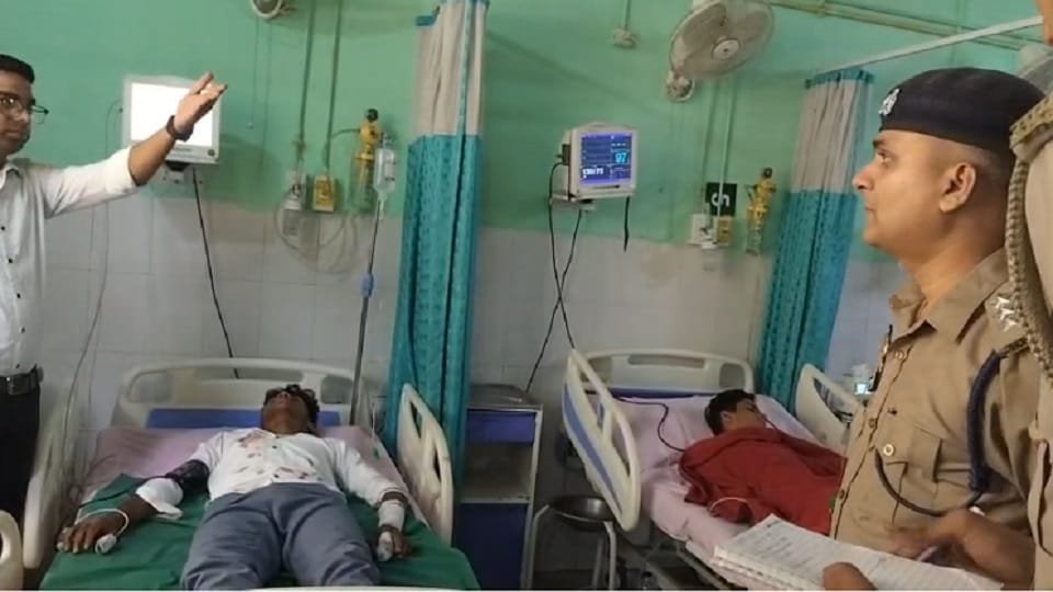 बदायूं: इंटर कॉलेज में छात्रों के दो गुटों में चाकूबाजी, तीन छात्र घायल, आरोपी हिरासत में लिए गए चाकूबाजी की घटना में कक्षा नौ के 14 साल के सूर्या सोलंकी, कक्षा 10 के आर्यन सोलंकी निवासी बरायमय खेड़ा थाना उझानी और कक्षा 10 का छात्र भविष्य माथुर निवासी लोची नगला घायल हुए हैं। बदायूं शहर के बिसौली मार्