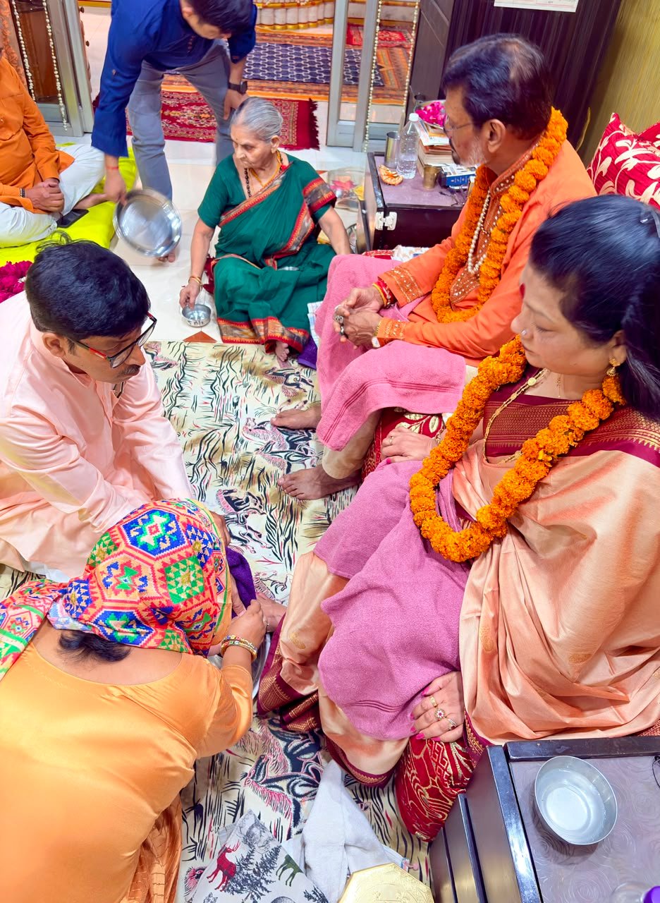 बरेली में सिद्धयोगियो ने गुरु पूर्णिमा पर किया गुरु पूजन मंत्र जाप ध्यान हवन भी किया। बरेली 24/7 न्यूज नेटवर्क प्रबंधक संपादक मनोज पाल के साथ । मो 7037699924 सिद्धयोगियों ने गुरु पूर्णिमा पर किया गुरुपूजन, मंत्र जाप ध्यान एवं हवन* सिल्वर स्टेट स्थित सिद्धयोग शक्ति दरबार ट्रस्ट के प्रांगण मे