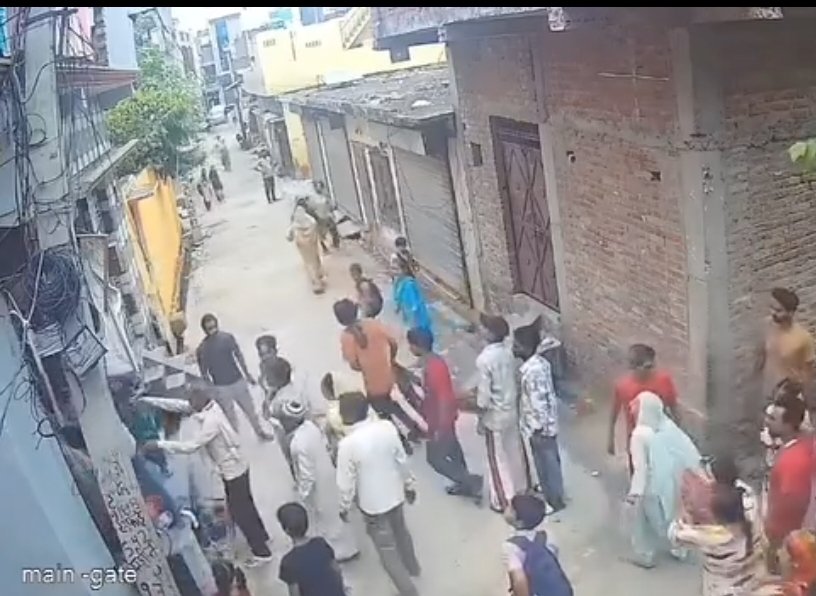 बरेली में दर्दनाक अंत: पत्नी से विवाद के बाद युवक ने खुद को लगाई आग, अस्पताल में तोड़ा दम, घटना का वीडियो वायरल  बरेली। फतेहगंज पश्चिमी थाना क्षेत्र के अंसारी मोहल्ले में एक दर्दनाक घटना ने पूरे इलाके को झकझोर कर रख दिया। पत्नी से हुए विवाद के बाद एक युवक ने कथित तौर पर खुद पर पेट्रोल डालकर आग लगा ल