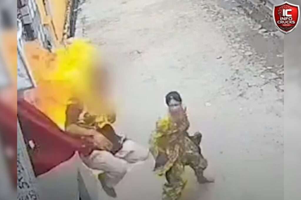 बरेली। जिल से एक बेहद दिल दहला देने वाली घटना सामने आई है, जहां हुसैनी मस्जिद के मुअज्जिन ने खुद पर पेट्रोल छिड़ककर आत्मदाह कर लिया। पूरी घटना सीसीटीवी में कैद हो गई। पुलिस अब इस मामले की बेहद बारीकी से तफ्तीश कर रही है।  यह सनसनीखेज मामला बरेली के फतेहगंज पश्चिमी थाना क्षेत्र के मोहल्ला अंसारी (कुछ