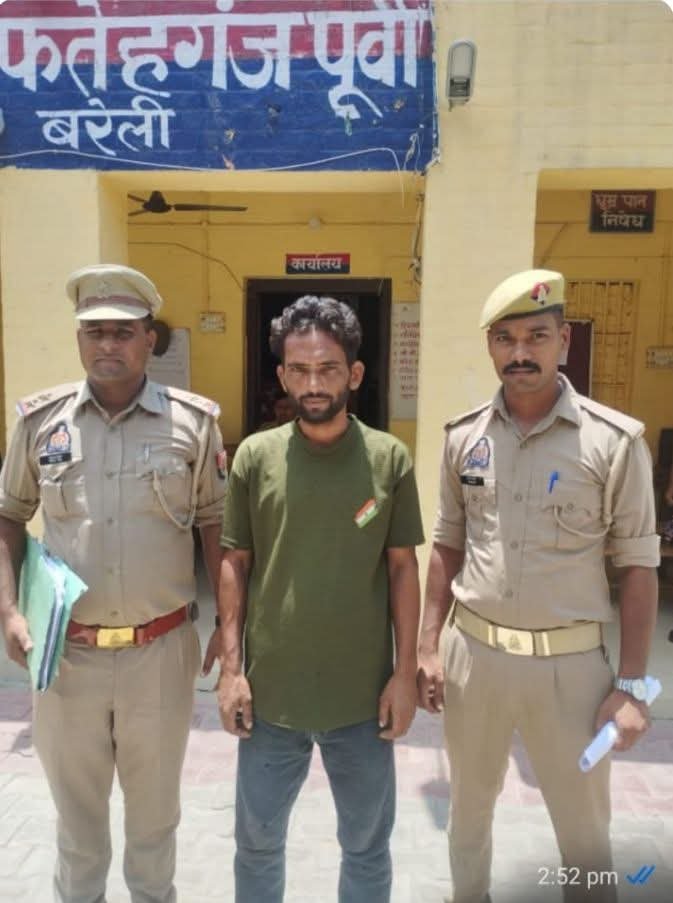 71 ग्राम स्मैक के साथ युवक गिरफ्तार, पुलिस ने की बड़ी कार्रवाई*  फतेहगंज पूर्वी । फतेहगंज पूर्वी पुलिस ने नशा तस्करों के खिलाफ अभियान चलाते हुए एक युवक को 71 ग्राम अवैध स्मैक और एक फिरोजी रंग के कीपैड मोबाइल के साथ गिरफ्तार किया है। आरोपी के खिलाफ NDPS Act की धारा 8/21 के तहत मुकदमा दर्ज कर आगे की व