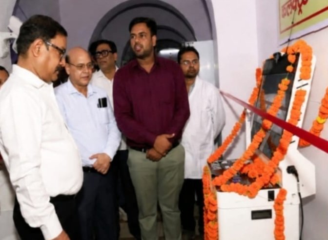 बरेली: आमजन को त्वरित एवं सुलभ स्वास्थ्य सुविधाएं उपलब्ध कराने की दिशा में जिला प्रशासन ने कलेक्ट्रेट परिसर में हेल्थ एटीएम का शुभारंभ किया। जिलाधिकारी ने फीता काटकर इस सुविधा का उद्घाटन किया और इसे जनसुनवाई में आने वाले नागरिकों के लिए एक महत्वपूर्ण पहल बताया। जिलाधिकारी ने बताया कि दूर-दराज़ क्षेत