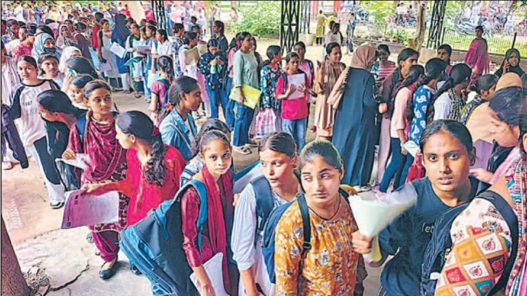 बरेली। बरेली कॉलेज में स्नातक में प्रवेश लेने वाले नवप्रवेशी विद्यार्थियों को आईडी कार्ड व प्रास्पेक्टस के लिए महाविद्यालय बुलाया गया था। महाविद्यालय द्वारा जारी निर्देशों के क्रम में बड़ी संख्या में विद्यार्थी महाविद्यालय पहुंचे। महाविद्यालय में उमड़ी भीड़ उस समय बेकाबू होने लगी जब भीड़ की तुलना मे