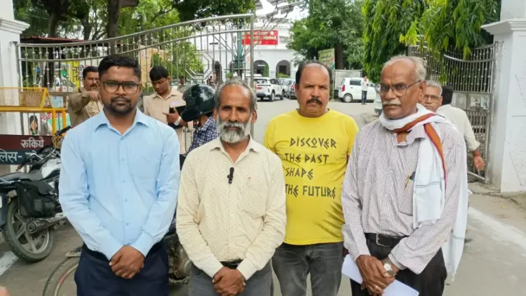 बरेली कॉलेज के अस्थाई कर्मचारियों ने 14 अगस्त से भूख हड़ताल की दी चेतावनी बरेली कॉलेज के अस्थाई कर्मचारियों ने अपनी लंबित मांगों के समाधान को लेकर सरकार और कॉलेज प्रशासन के खिलाफ मोर्चा खोल दिया है। मुख्यमंत्री को संबोधित ज्ञापन सिटी मजिस्ट्रेट को सौंपते हुए कर्मचारियों ने स्पष्ट चेतावनी दी कि यदि 1