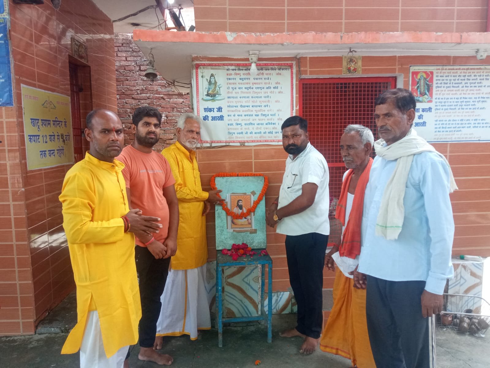 बरेली/टिसुआ खाटू श्याम मंदिर में श्री रविदास जी की प्रतिमा पर पुष्पांजलि अर्पित बरेली। टिसुआ स्थित खाटू श्याम मंदिर परिसर में भारतीय जनता पार्टी के मंडल महामंत्री हसदेव शर्मा ने मंदिर के पुजारी श्री राजीव उपाध्याय को सम्मान स्वरूप पटका पहनाकर सम्मानित किया। इसके उपरांत दोनों ने संत शिरोमणि श्री रविद