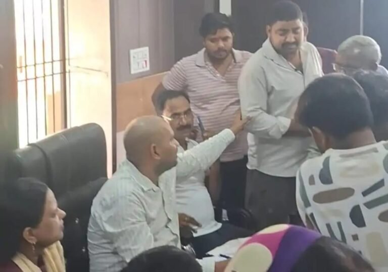 बरेली/भुता पीएम पर अभद्र टिप्पणी कर कोटेदार के बेटे का वीडियो वायरल, बोल हिंदुओं को नहीं मिलेगा राशन बरेली 24/7News भुता, बरेली। जनपद के थाना भुता के केसरपुर गांव के कोटेदार के बेटे पर जाति और धर्म के आधार पर राशन न देने और जान से मारने की धमकी देने का आरोप है। केसरपुर गांव मे बाबू खां की पत्नी मकस