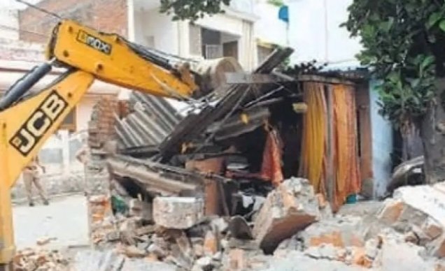 बरेली पार्क की जमीन पर बुलडोजर चला, हटाया अवैध निर्माण, नोकझोंक मनोज पाल मीडिया रिपोर्ट  बरेली। सार्वजनिक पार्क की भूमि पर अवैध कब्जे की शिकायत के बाद मंगलवार को बरेली विकास प्राधिकरण (बीडीए) ने कोर्ट के आदेश पर अवैध निर्माण पर बुलडोजर चलाकर अवैध निर्माण ध्वस्त कर दिया। कार्रवाई के दौरान क्षेत्र में