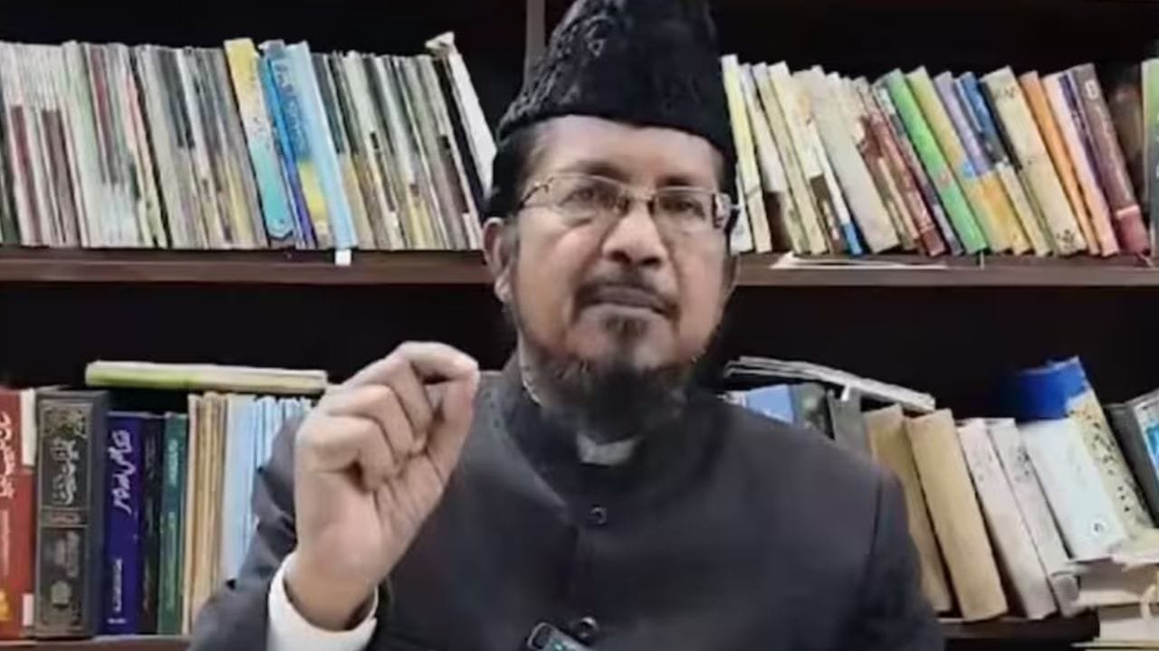 बरेली में 320 करोड़ के वक्फ घोटाले का दावा, मौलाना रजवी ने DM को सौंपे 50 पन्नों के सबूत ऑल इंडिया मुस्लिम जमात के राष्ट्रीय अध्यक्ष मौलाना शहाबुद्दीन रजवी ने बरेली में 320 करोड़ रुपये के वक्फ संपत्ति घोटाले का आरोप लगाया है. उन्होंने बहेड़ी और सदर तहसील के दो बड़े मामलों में वक्फ भूमि की अनियमितताओ