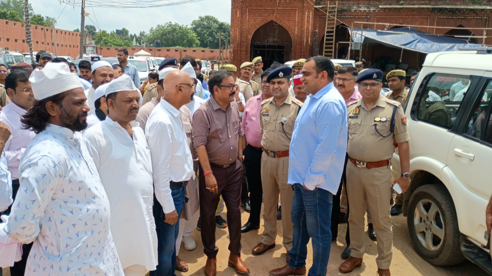 बरेली खबर बरेली बरेली, उर्स ए रज़वी के सम्बन्ध में आज जिलाधिकारी अविनाश सिंह व वरिष्ठ पुलिस अधीक्षक अनुराग आर्य ने प्रशासनिक अमले के साथ उर्स स्थल इस्लामिया मैदान का बारीकी से निरीक्षण किया। मंच, शौचालय, पानी, वॉच टॉवर, बैरिकेडिंग आदि को देखा। मैदान में मौजूद नगर आयुक्त संजीव मौर्य को सभी काम समय से