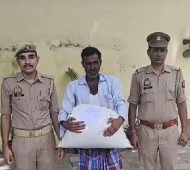 बरेली: भोजीपुरा पुलिस ने डोडा तस्कर को किया गिरफ्तार, 5.635 किलोग्राम डोडा बरामद बरेली। जनपद बरेली के थाना भोजीपुरा पुलिस को मादक पदार्थों की तस्करी के विरुद्ध चलाए जा रहे अभियान में बड़ी सफलता मिली है। पुलिस ने एक डोडा तस्कर को गिरफ्तार कर उसके कब्जे से 5 किलोग्राम 635 ग्राम अवैध डोडा बरामद किया है