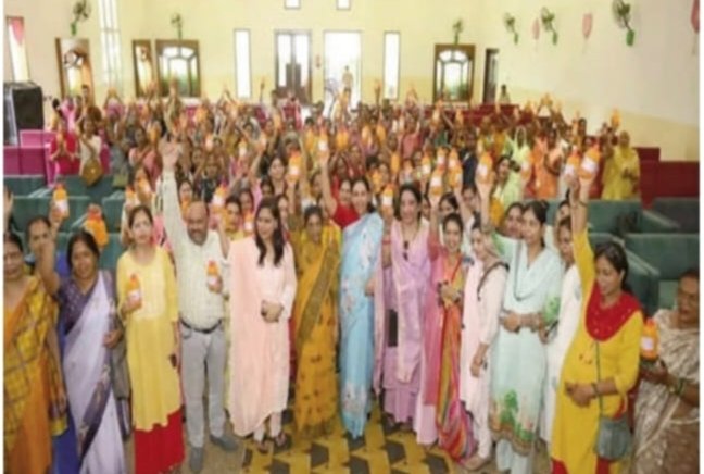 बरेली: श्रावण मास के पावन अवसर पर उत्तर प्रदेश राज्य महिला आयोग की सदस्य पुष्पा पांडे के नेतृत्व में गुरुवार को 'घर-घर गंगाजल' विशेष अभियान का शुभारंभ किया गया। बदायूं रोड स्थित एक बैंक्वेट हॉल में आयोजित कार्यक्रम में 1000 गंगाजली वितरित की गईं। अभियान का उद्देश्य श्रावण मास में अधिक से अधिक श्रद्ध