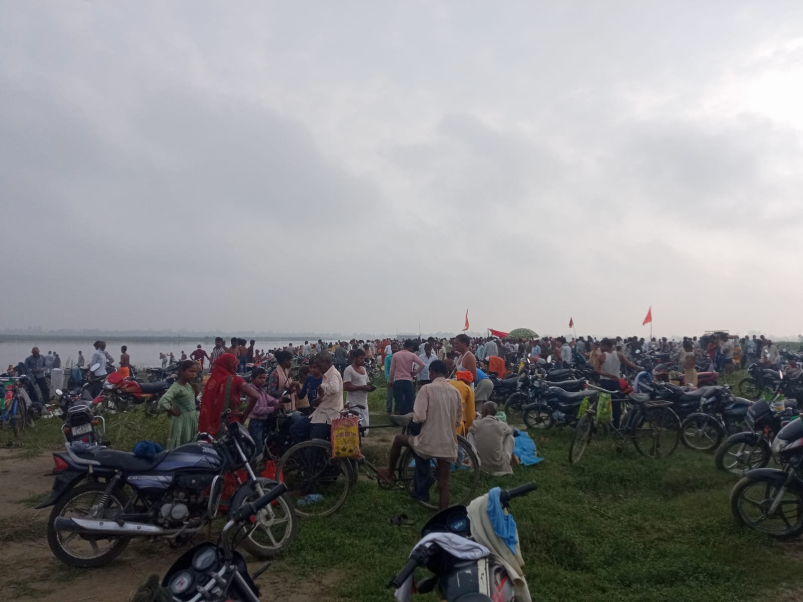 बरेली: गुरु व्यास पूर्णिमा पर नगरिया कला घाट में उमड़ा आस्था का सैलाब, हजारों श्रद्धालुओं ने लगाई आस्था की डुबकी  बरेली, फतेहगंज पूर्वी। गुरु व्यास पूर्णिमा के पावन अवसर पर फतेहगंज पूर्वी क्षेत्र के नगरिया कला घाट पर श्रद्धालुओं का जनसैलाब उमड़ पड़ा। सुबह से ही हजारों की संख्या में श्रद्धालु दूर-दूर