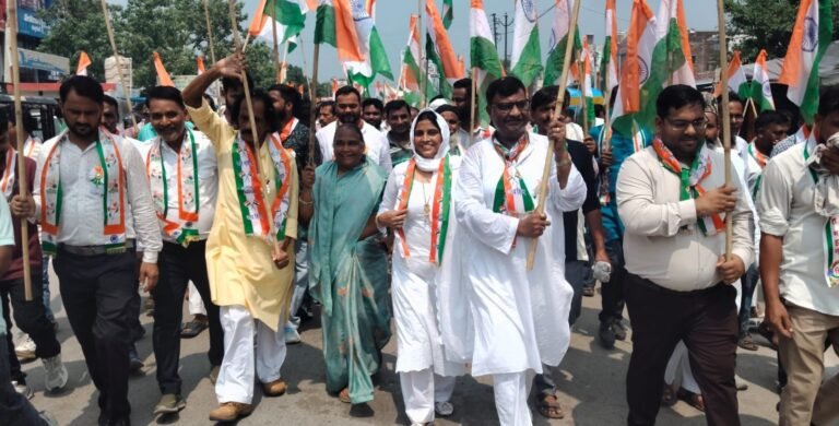 निकली भव्य तिरंगा यात्रा, जगह-जगह पुष्पवर्षा से हुआ स्वागत  बरेली/फतेहगंज पश्चिमी। हर घर तिरंगा अभियान के तहत गुरुवार को नगर पंचायत फतेहगंज पश्चिमी की ओर से कस्बे मे भव्य तिरंगा यात्रा निकाली गई। यात्रा में जनप्रतिनिधियों, सभासदों, नगर पंचायत कर्मचारियों, पुलिसकर्मियों, विद्यालय के शिक्षक-शिक्षिकाओं