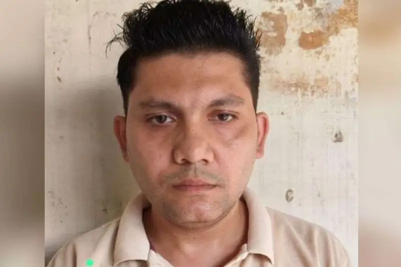BAREILLY NEWS: मार्कशीट में मां का नाम ठीक कराने के लिए मांगी रिश्वत, 10 हजार लेते यूपी बोर्ड का वरिष्ठ सहायक गिरफ्तार  बरेली। यूपी बोर्ड के क्षेत्रीय कार्यालय में रिश्वतखोरी का बड़ा मामला सामने आया है। इंटर की मार्कशीट में मां का नाम ठीक कराने के लिए छात्रा से 10 हजार रुपये मांगना वरिष्ठ सहायक नावे
