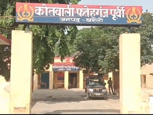महिला के घर गए छात्र का टंकी पर फंदे से लटका मिला शव   फतेहगंज पूर्वी, बरेली। जनपद के थाना फतेहगंज पूर्वी क्षेत्र मे महिला के साथ आपत्तिजनक हालत में पकड़े गए युवक का शव शुक्रवार सुबह गांव के प्राथमिक स्वास्थ्य केंद्र (पीएचसी) की टंकी पर फंदे से लटका मिला। युवक के परिजन ने हत्या करके शव लटकाने का आरो
