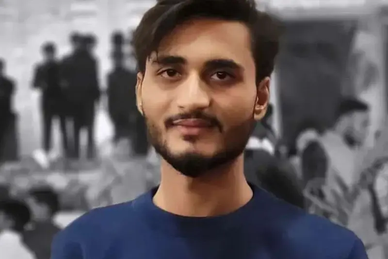 प्रेम विवाह के एक महीने बाद युवक की मौत, फंदे से लटका मिला शव, सिर से निकल रहा था खून, पोस्टमार्टम खोलेगा मौत का राज  बरेली। सीबीगंज थाना क्षेत्र के नवदिया गांव में रविवार सुबह 26 वर्षीय फैजान का शव घर में फंदे से लटका मिला। करीब एक महीने पहले ही उसने जास्मीन से प्रेम विवाह किया था। निकाह के बाद से 