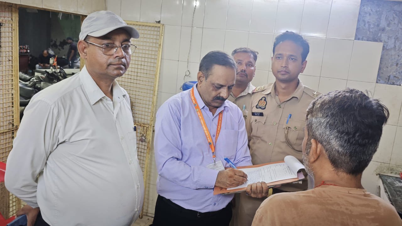 सावन में मॉडल शॉप की कैंटीन में बिक रहा था चिकन, वीडियो वायरल होते ही छापा; संचालक गिरफ्तार  रिपोर्ट खालिद अंसारी यूपी हेड   बरेली की एक शराब दुकान परिसर में चल रही कैंटीन में अवैध रूप से चिकन बेचे जाने का वीडियो वायरल हुआ. पुलिस ने संज्ञान लेते हुए FSDA टीम के साथ छापा मारा. साथ ही कैंटीन संचालक को