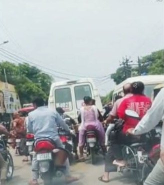 अतिक्रमण के कारण मुख्य बाजार में लगा भीषण जाम, दो एंबुलेंस फंसी एक घंटे तक सड़क पर थमा रहा यातायात, मरीजों की जान पर बनी रही आफत फरीदपुर बरेली  नगर के मुख्य बाजार में मंगलवार को अतिक्रमण के चलते भीषण जाम लग गया। सड़क के दोनों ओर दुकानदारों द्वारा किए गए अतिक्रमण और नियम विरुद्ध खड़े वाहनों के कारण य