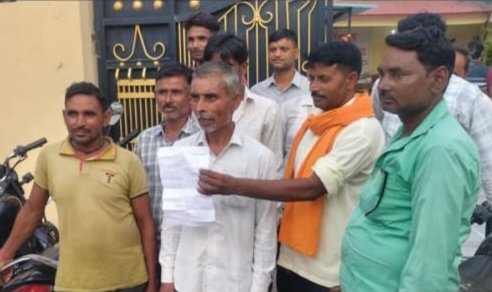 बरेली से बहेड़ी जाते समय सीनियर मार्केटिंग इंस्पेक्टर सड़क हादसे में गंभीर घायल बरेली से बहेड़ी मंडी स्थित कार्यालय जा रहे खाद्य एवं रसद विभाग में एएमओ पद पर तैनात सीनियर मार्केटिंग इंस्पेक्टर सुबोध यादव शनिवार को एक भीषण सड़क हादसे में गंभीर रूप से घायल हो गए। प्रत्यक्षदर्शियों के अनुसार, उनकी कार 