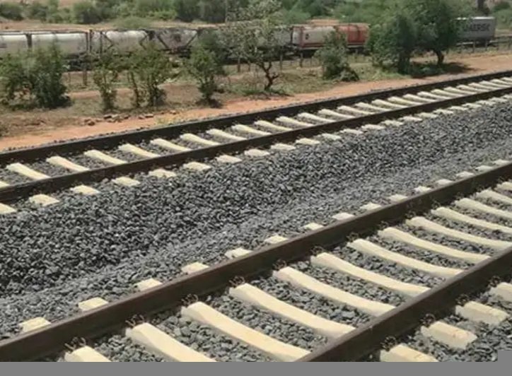 BAREILLY NEWS: भिटौरा फाटक पर दर्दनाक हादसा, पटरी पर खड़े दो ट्रेन अटेंडेंट को दूसरी ट्रेन ने कुचला, मौके पर मौत  बरेली। भिटौरा रेलवे फाटक के पास गुरुवार को एक ट्रेन से उतरकर पटरी पर खड़े दो ट्रेन अटेंडेंट दूसरी लाइन से गुजर रही ट्रेन की चपेट में आ गए। हादसे में दोनों की मौके पर ही मौत हो गई। घटना क