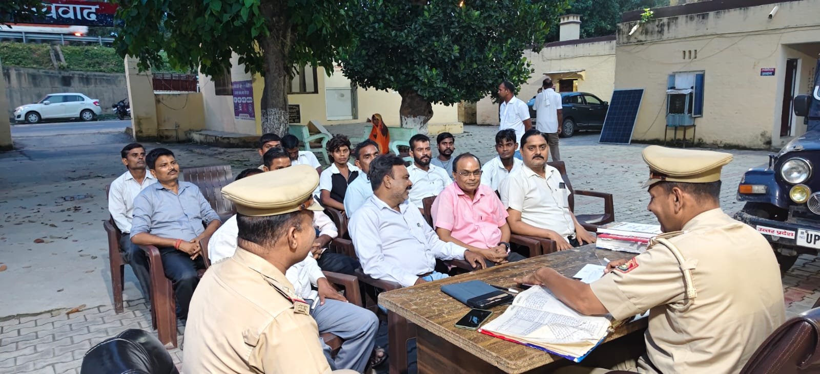 फतेहगंज पूर्वी---          रक्षाबंधन और जन्माष्टमी पर्व को लेकर गुरुवार शाम थाना परिसर  में पीस कमेटी की बैठक आयोजित की गई। बैठक थाना प्रभारी राजकुमार सिंह के नेतृत्व में हुई। बैठक का उद्देश्य आगामी त्योहारों के दौरान क्षेत्र में शांति एवं कानून-व्यवस्था बनाए रखने को लेकर स्थानीय लोगों के साथ चर्चा 