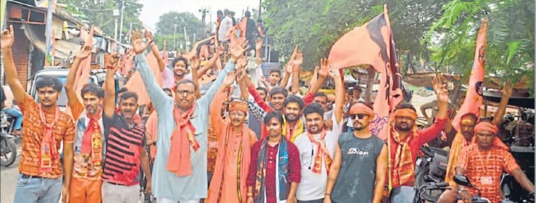 गंगाजल लेकर लौटे कांवड़ियों के जत्थे, देर रात से लगने लगी कतारे, बम-बम भोले का जयघोष  बरेली। सावन के अंतिम सोमवार से पहले रविवार को नाथ नगरी पूरी तरह शिवभक्ति में सराबोर दिखाई दी। भोलेनाथ के जलाभिषेक के लिए कांवड़ियों के जत्थों के गंगाजल लेने और लौटकर आने का सिलसिला देर रात तक चलता रहा। दिनभर डीजे क