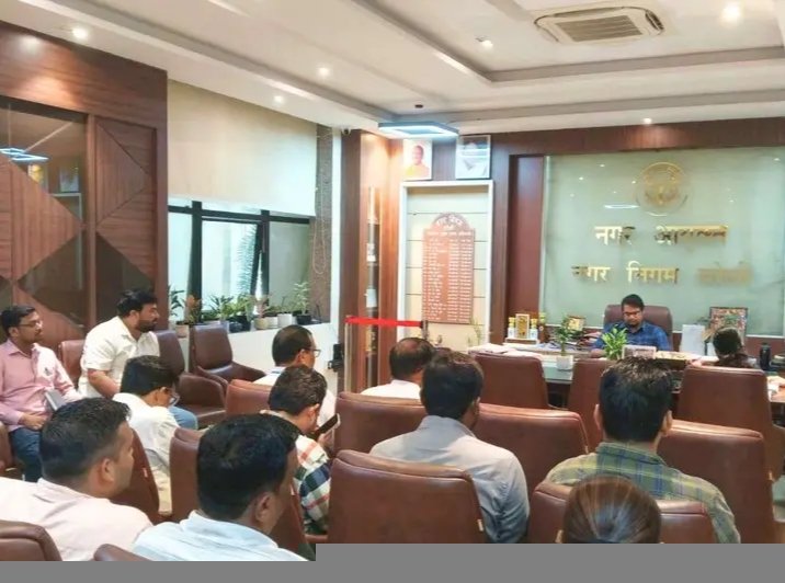 टैक्स वसूली में बरेली फिसड्डी, नगर आयुक्त ने कर समाहर्ता को थमाया नोटिस, कर्मचारियों के ID मिसमैच पर बैठाई जांच।  रिपोर्ट विकास ठाकुर/ प्रियांश गंगवार  बरेली। नगर निगम में प्रॉपर्टी टैक्स की कम वसूली और बिल बांटने में लापरवाही पर नगर आयुक्त संजीव कुमार मौर्य ने सख्ती दिखाई है। समीक्षा बैठक में कर सम