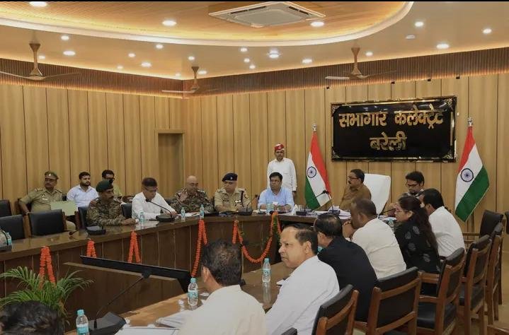 बरेली में 14 सितंबर से शुरू होगी अग्निवीर सेना भर्ती, 12 जिलों के हजारों अभ्यर्थी होंगे शामिल बरेली। भारतीय सेना की अग्निपथ योजना के तहत अग्निवीर सेना भर्ती रैली-2026 का आयोजन बरेली में किया जाएगा। जाट रेजिमेंट सेंटर, बरेली परिसर में 14 सितंबर से 30 सितंबर 2026 तक चलने वाली भर्ती रैली में बरेली समेत