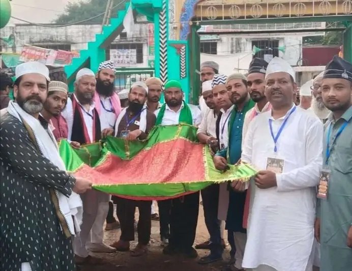 कांग्रेस नेताओं ने भी जताई अकीदत उर्स-ए-रजवी के मौके पर कांग्रेस नेताओं ने भी दरगाह आला हजरत पहुंचकर चादरपोशी की और देश में अमन, भाईचारे तथा सामाजिक सौहार्द की दुआ मांगी। कांग्रेस प्रतिनिधिमंडल ने दरगाह की परंपराओं का सम्मान करते हुए अकीदत के साथ अपनी हाजिरी दर्ज कराई। 108वें उर्स-ए-रजवी के दौरान दे