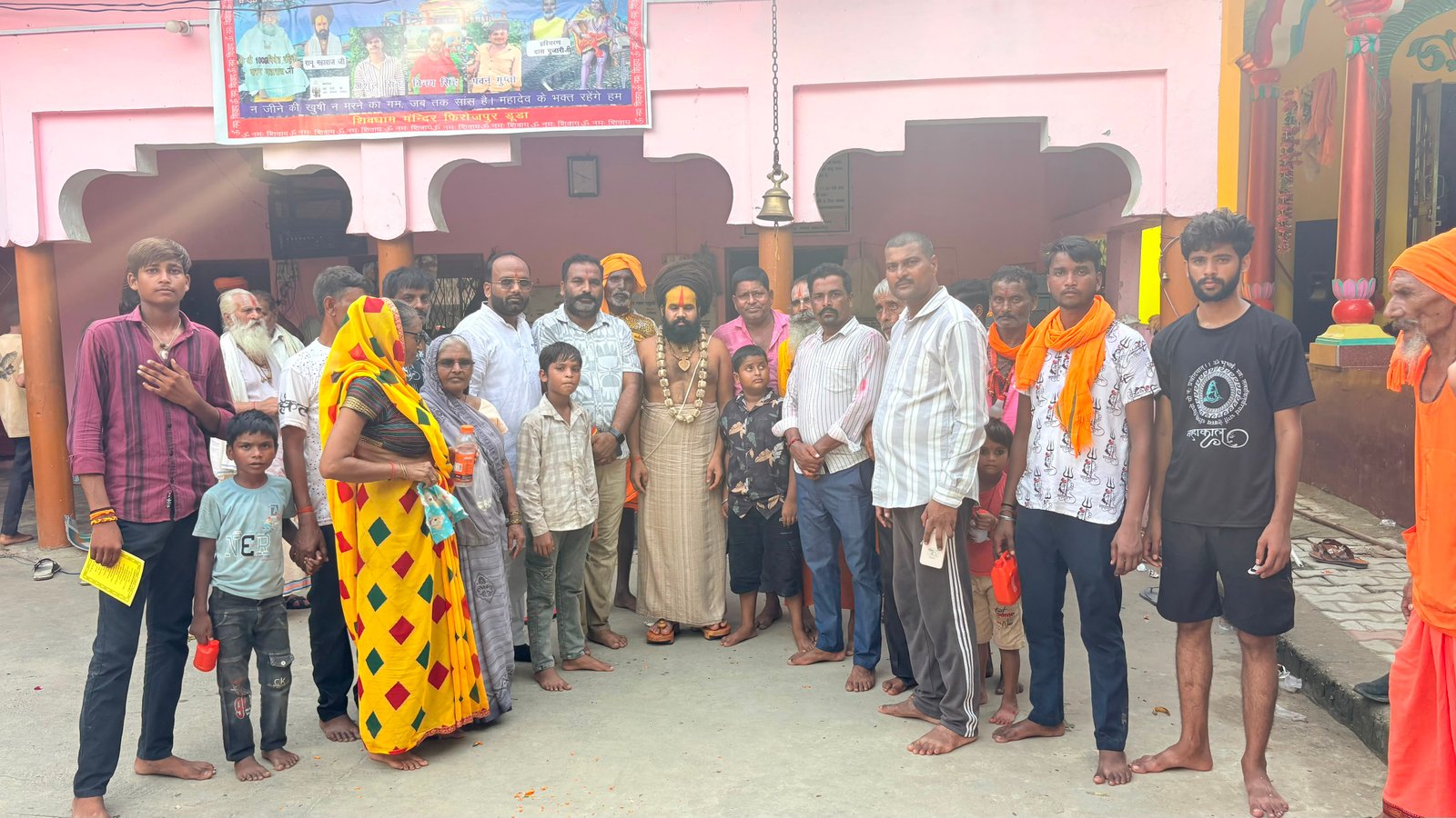 ढाई घाट से फिरोजपुर शिवधाम तक गूंजा ‘हर-हर महादेव’, करणी सेना ने किया कांवड़ियों का भव्य स्वागत शाहजहांपुर। सावन के पावन माह में आस्था और भक्ति का अद्भुत नजारा देखने को मिला। करणी सेना के सदस्य आदेश सिंह चौहान उर्फ छोटू जी अपने साथियों के साथ ढाई घाट से 1 कुंतल 21 किलो गंगाजल की कांवड़ लेकर मदनापुर 