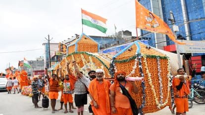 UP: बरेली में कांवड़ियों पर हेलिकॉप्टर से अफसरों ने बरसाए फूल, महादेव के जयकारों से गूंजा शहर; देखें तस्वीरें  सावन माह के तीसरे सोमवार को बरेली में शिवभक्तों का फूल बरसाकर स्वागत किया गया। पुलिस-प्रशासन के वरिष्ठ अधिकारियों ने हेलिकॉप्टर से कांवड़ मार्ग और सात नाथ मंदिरों पर पुष्पवर्षा की। इस दौरान 