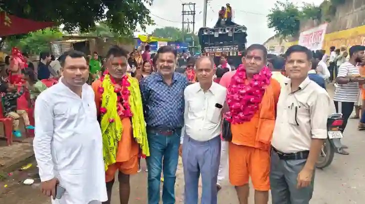 बरेली: हरिद्वार से डाक कांवड़ लेकर लौटे शिवभक्तों का भव्य स्वागत।  रिपोर्ट विकास ठाकुर ब्यूरो चीफ बरेली  बरेली, फतेहगंज पूर्वी। हरिद्वार से गंगाजल लेकर लौटे करीब 250 डाक कांवड़ियों का जत्था बुधवार को फतेहगंज पूर्वी नगर पहुंचा। नगर में प्रवेश करते ही शिवभक्तों का श्रद्धालुओं ने फूल-मालाओं, पुष्पवर्षा