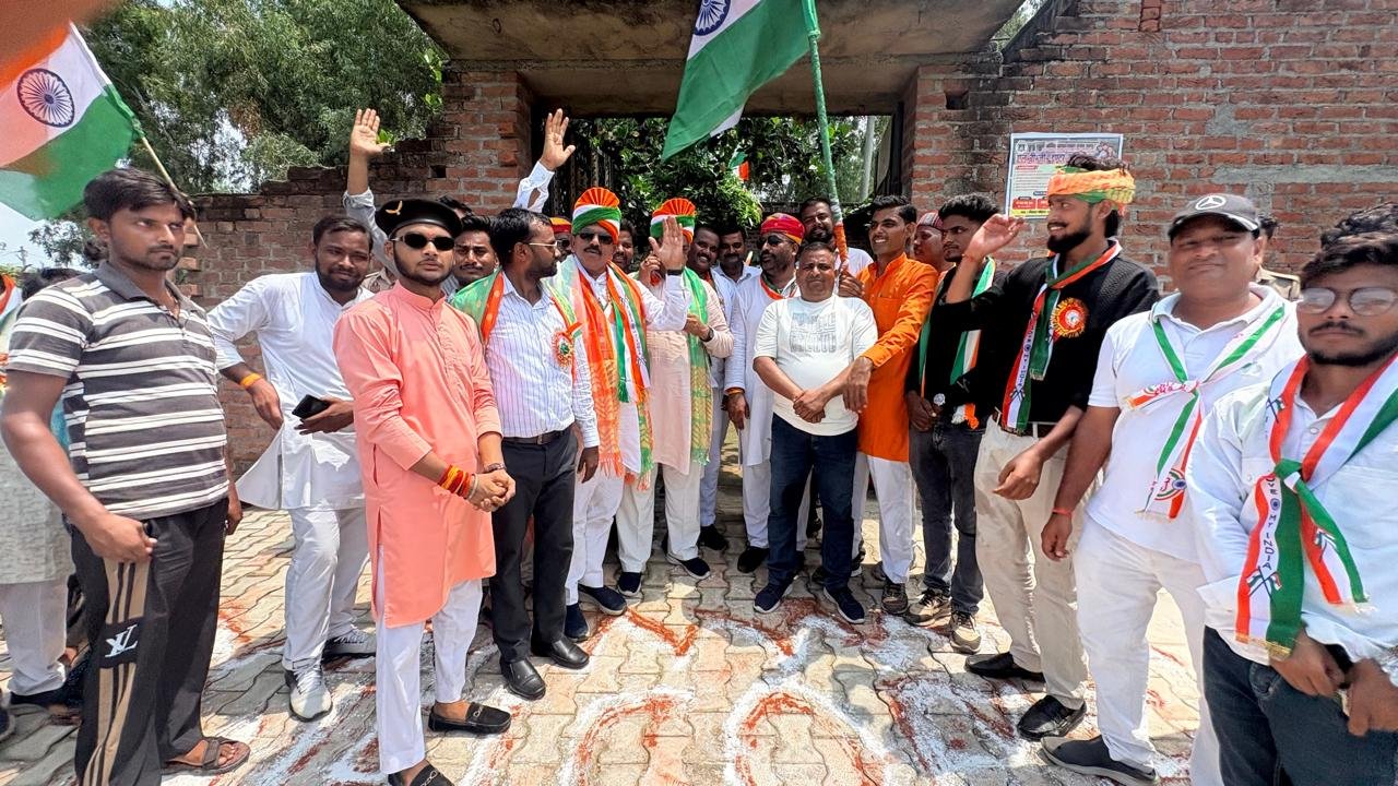 तिरंगे के रंग में रंगा मदनापुर, करणी सेना की तिरंगा यात्रा में उमड़ा देशभक्ति का सैलाब  शाहजहांपुर मदनापुर। स्वतंत्रता दिवस के अवसर पर मदनापुर क्षेत्र में देशभक्ति का अनोखा नजारा देखने को मिला। करणी सेना के तत्वावधान में निकाली गई भव्य तिरंगा यात्रा में बड़ी संख्या में लोग हाथों में राष्ट्रीय ध्वज ल