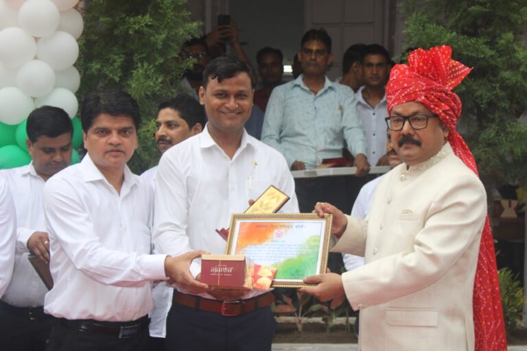 परिवार को बचाने वाले एलआईयू अधिकारी अमित कुमार सम्मानित  15 अगस्त पर जिलाधिकारी अविनाश सिंह ने प्रस्तुति पत्र देकर किया सम्मानित उत्कृष्ट कार्य के लिए ₹5,100 का नकद पुरस्कार भी मिला बरेली। खुफिया सूचनाओं को समय रहते जुटाकर गंभीर घटनाओं को टालने और लोगों की सुरक्षा में अहम भूमिका निभाने वाले लोकल इंट