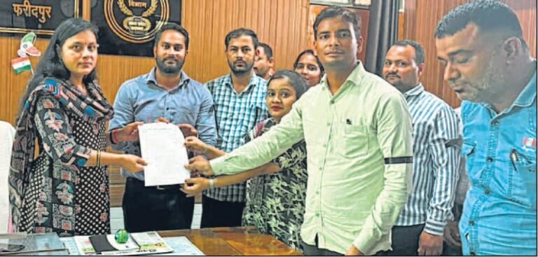 लेखपालों ने किया थाना समाधान दिवस का बहिष्कार  फरीदपुर, बरेली। एंटी करप्शन टीम की ट्रैप कार्रवाई के विरोध में शनिवार को तहसील के लेखपालों ने थाना समाधान दिवस का बहिष्कार किया। इसके साथ ही कलम बंद हड़ताल कर धरना-प्रदर्शन किया। लेखपालों ने मुख्यमंत्री को संबोधित ज्ञापन एसडीएम को सौंपा। एंटी करप्शन टीम