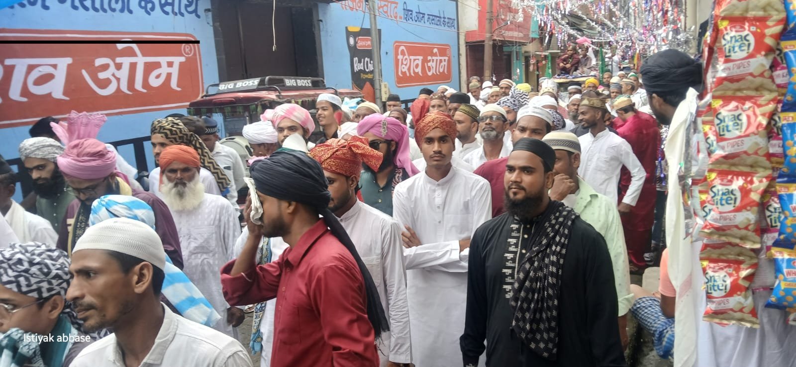 जश्ने ईद-मीलादुन्नबी पर फैजाने मुफ़्ती-ए-आजम एजुकेशन सोसाइटी ने जुलूस कमेटी का किया इस्तकबाल।  फरीदपुर /तहसील भुता रिपोर्टर इश्तियाक।    फरीदपुर, बरेली। जश्ने ईद-मीलादुन्नबी के मुबारक मौके पर फरीदपुर, बरेली में फैजाने मुफ़्ती-ए-आजम एजुकेशन सोसाइटी की ओर से मुख्य कार्यालय पर भव्य स्वागत कार्यक्रम आयो