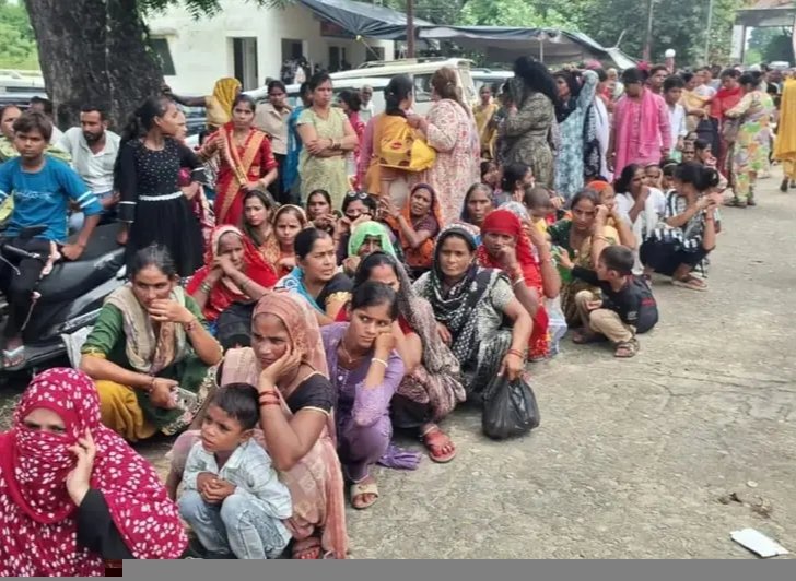 सलाखें रोक न सकीं भाई-बहन का प्यार: जेल में राखी बांधते छलके बहनों के आंसू, भाई से मिलने को घंटों कतार में इंतजार  बरेली। भाई-बहन के अटूट प्रेम और विश्वास का पर्व रक्षाबंधन शुक्रवार को बरेली की जेलों में भावनाओं का सैलाब लेकर आया। इज्जतनगर स्थित केंद्रीय कारागार और भुता के केंद्रीय कारागार-2 में बंद