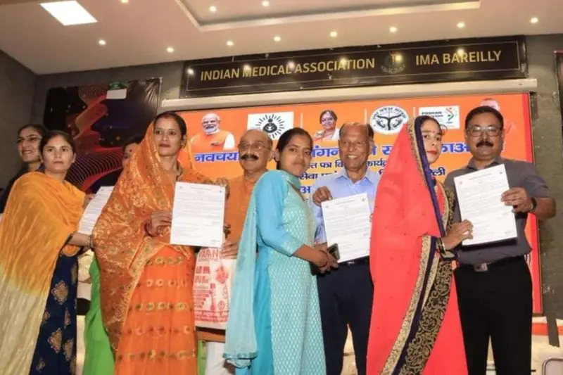 बरेली में 570 आंगनबाड़ी सहायिकाओं को मिले नियुक्ति पत्र, नई जिम्मेदारी से खिले चेहरे।  बरेली। जिले में शनिवार को 570 नव-नियुक्त आंगनबाड़ी सहायिकाओं को नियुक्ति पत्र वितरित किए गए। नियुक्ति पत्र मिलते ही सहायिकाओं के चेहरों पर खुशी नजर आई। कार्यक्रम में जनप्रतिनिधियों और अधिकारियों ने नव-नियुक्त सहाय