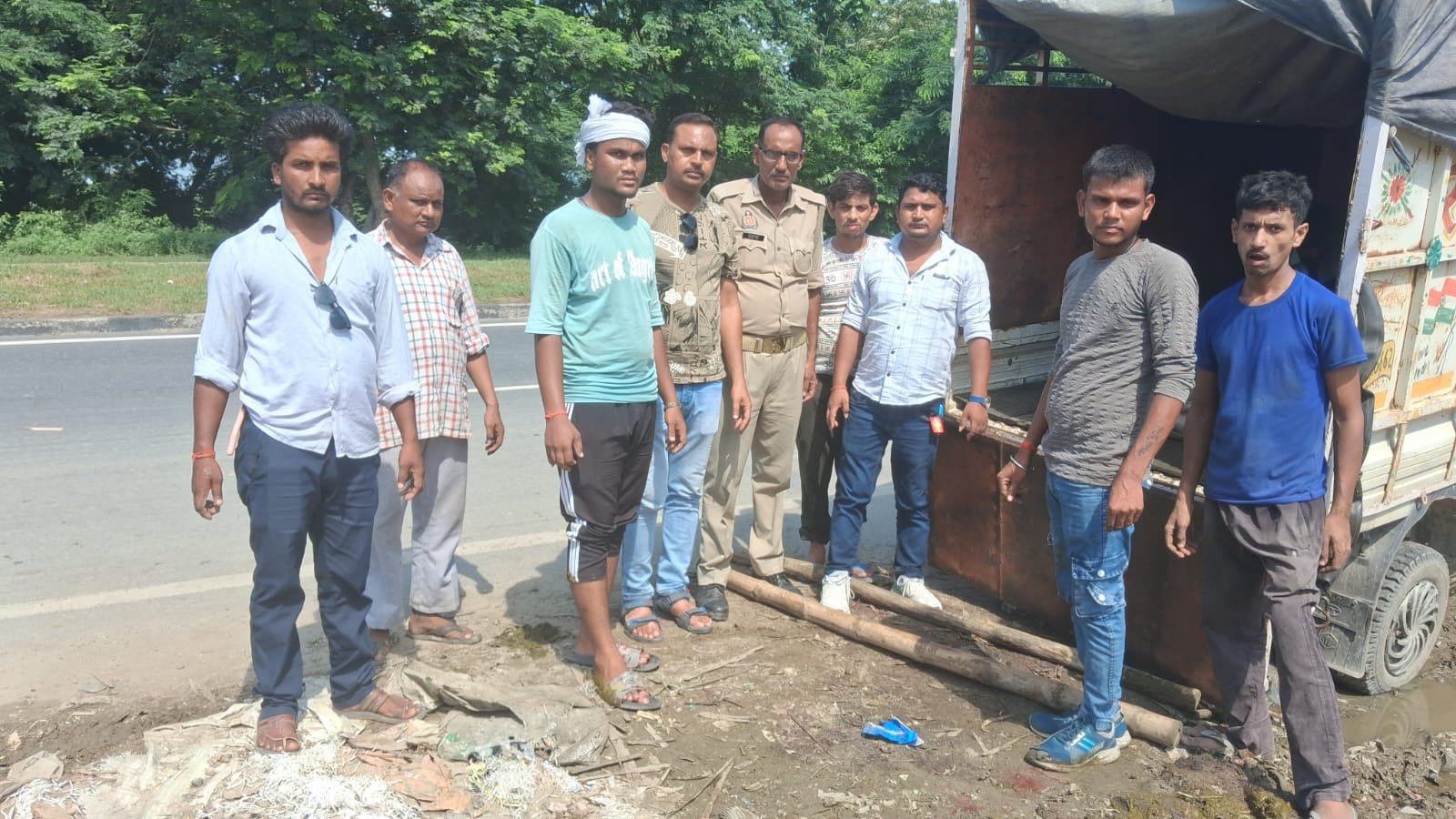 घायल नंदी महाराज को समय पर उपचार दिलाकर कराया गया रेफर  रिपोर्ट विकास ठाकुर ब्यूरो चीफ बरेली  फरीदपुर। आज सुबह फरीदपुर क्षेत्र के गुरुद्वारा पुल के पास एमपी एग्रो फैक्ट्री के सामने एक अज्ञात वाहन ने नंदी महाराज को टक्कर मार दी। हादसे में नंदी महाराज गंभीर रूप से घायल हो गए और तेज धूप में सड़क किनारे