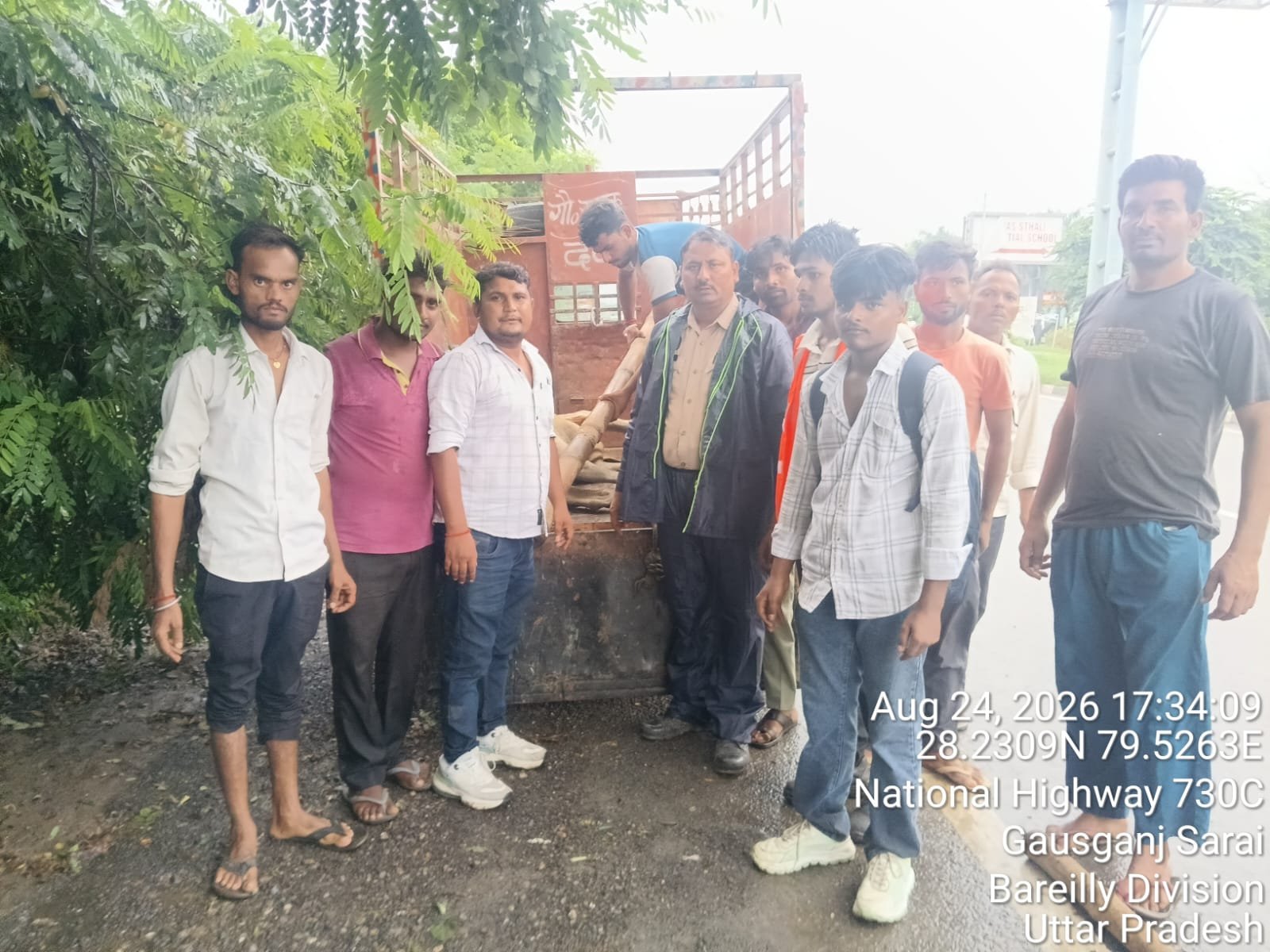 🚨 नंदी महाराज की मदद को आगे आए इंस्पेक्टर राधेश्याम और गोरक्षक विकास ठाकुर 🚨 रिपोर्ट विकास ठाकुर ब्यूरो चीफबरेली थाना फरीदपुर क्षेत्र के टोल प्लाजा के पास किसी अज्ञात वाहन ने नंदी महाराज को टक्कर मार दी थी, जिससे वह बुरी तरह घायल हो गए थे। बताया जा रहा है कि नंदी महाराज करीब चार-पांच दिनों से घायल अ