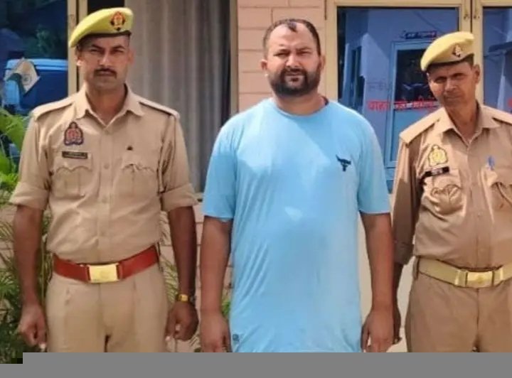 बरेली। साइबर ठगी के लिए फर्जी आधार कार्ड और बैंक खातों का नेटवर्क चलाने के मामले में फतेहगंज पश्चिमी पुलिस ने एक और आरोपी को दबोच लिया है। पुलिस के मुताबिक जाली आधार कार्ड के सहारे बैंक खाते खुलवाए जाते थे और फिर इन खातों में साइबर ठगी से हासिल रकम मंगाई जाती थी। पैसा आते ही उसे निकालकर नेटवर्क से ज