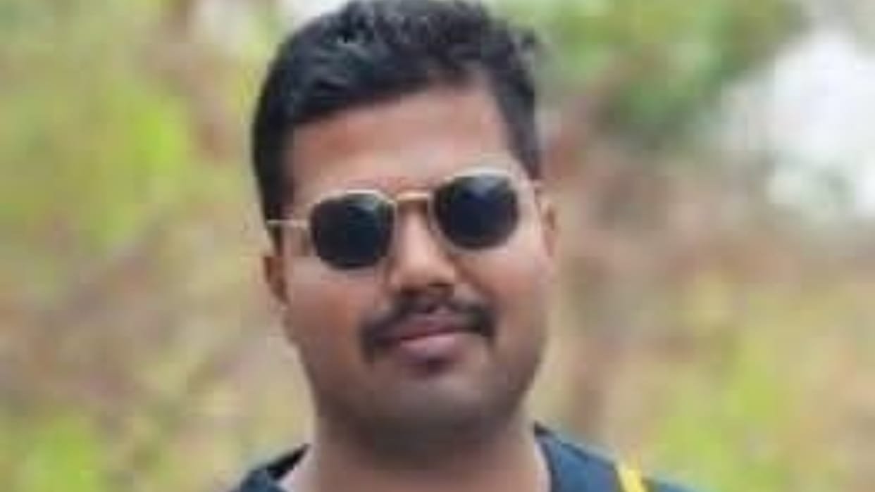 Pilibhit News: सड़क पर घूम रहे सांड़ से टकराई बाइक, निजी बैंक के कर्मचारी की मौत बीसलपुर में शुक्रवार देर रात एचडीएफसी बैंक के कर्मी अर्पित गुप्ता (28) की सड़क हादसे में मौत हो गई। वह अपनी बाइक से गांव लौटते समय सांड से टकरा गए थे।   पीलीभीत के बीसलपुर में शिशु विहार इंटर कॉलेज के सामने शुक्रवार को 