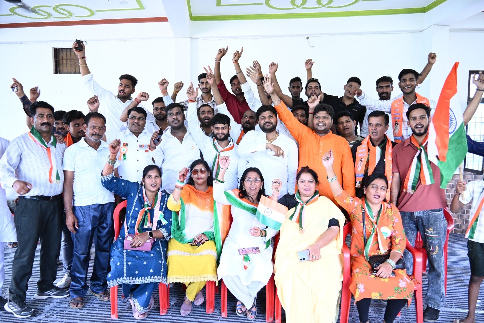 चौबारी में करणी सेना ने निकाली भव्य तिरंगा यात्रा, देशभक्ति के नारों से गूंजा क्षेत्र बरेली। 80वें स्वतंत्रता दिवस के अवसर पर बरेली के चौबारी (महेशपुर ठाकुरन) में करणी सेना की ओर से भव्य तिरंगा यात्रा निकाली गई। यात्रा का नेतृत्व करणी सेना के जिला अध्यक्ष ठाकुर कौशल सिंह ने किया। तिरंगा यात्रा में ब