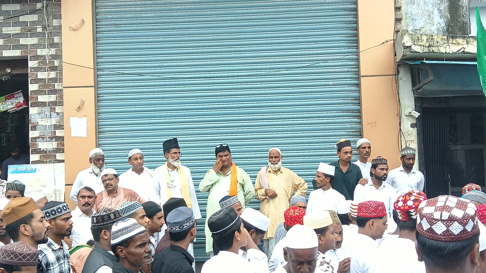 फतेहगंज पूर्वी और फरीदपुर में धूमधाम से निकला ईद-ए-मिलादुन्नबी का जुलूस, भाईचारे और सौहार्द का दिया संदेश बरेली। नगर पंचायत फतेहगंज पूर्वी में बुधवार को ईद-ए-मिलादुन्नबी का पर्व श्रद्धा और उत्साह के साथ मनाया गया। इस अवसर पर मुस्लिम समाज के लोगों ने विशेष कार्यक्रम आयोजित कर नगर एवं आसपास के क्षेत्र