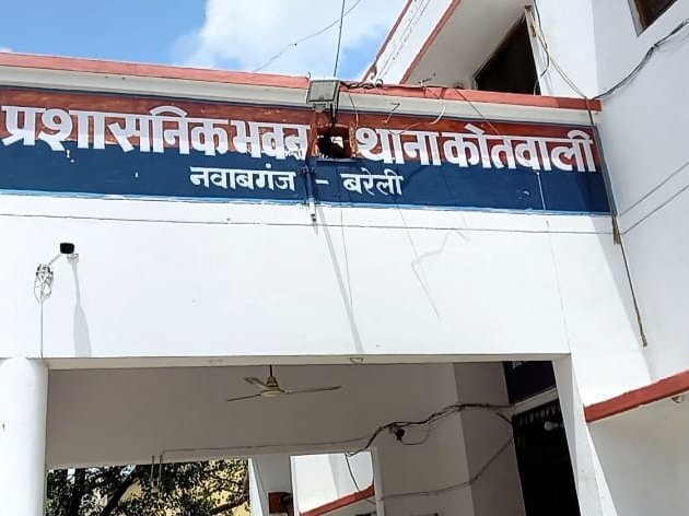 बरेली: खेत की तारबंदी के विवाद में घर में घुसकर दंपति और बेटे पर हमला, मुकदमा दर्ज बरेली। नवाबगंज क्षेत्र के क्योलड़िया थाना इलाके में खेत की तारबंदी को लेकर हुए विवाद ने हिंसक रूप ले लिया। आरोप है कि विरोध करने पर नामजद आरोपियों ने पहले मारपीट की और बाद में घर में घुसकर दंपति व उनके बेटे पर लाठी-डं