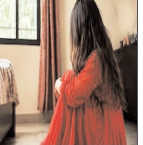 बरेली: पति पर देह व्यापार के लिए दबाव बनाने का आरोप, FIR दर्ज बरेली। जिले के सुभाषनगर थाना क्षेत्र की एक महिला ने अपने पति पर गंभीर आरोप लगाते हुए देह व्यापार के लिए दबाव बनाने की शिकायत दर्ज कराई है। महिला का आरोप है कि उसका पति घर में लड़कियां बुलाकर उनसे देह व्यापार कराता था और बाद में उस पर भी इ